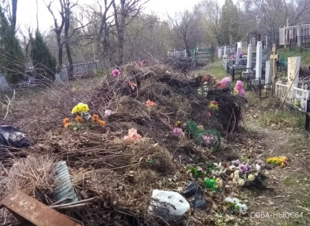Гробы плывут между горами мусора: саратовцы пришли в ужас от состояния кладбищ