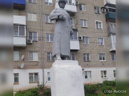 То ли Сталин, то ли Злобин: жители Вольска заспорили, чей памятник без таблички стоит в их городе