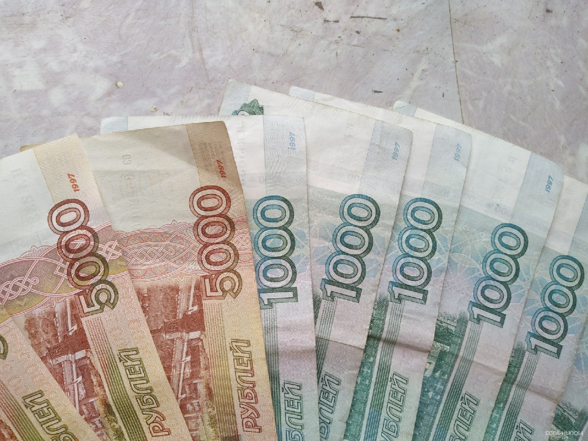 Директор магазина и полицейский помогли пожилой саратовчанке сохранить полмиллиона рублей