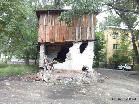 Дом-развалюха много лет пугает жителей Заводского района