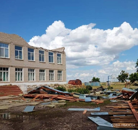 Ураганный ветер повредил крышу школы под Саратовом
