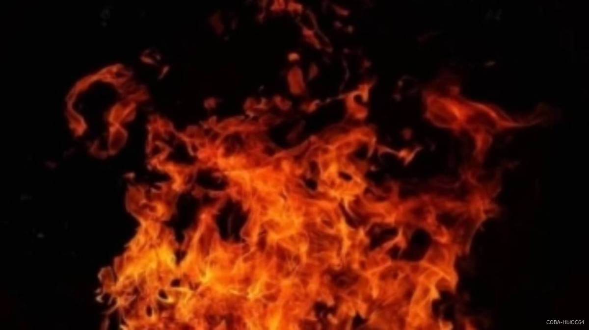 С огнем во дворе мэрии Саратова боролись пять пожарных машин