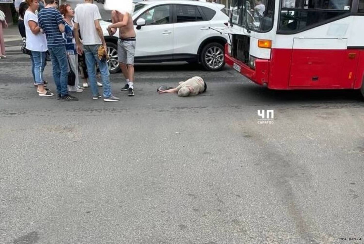 В Саратове под автобус попала 81-летняя женщина
