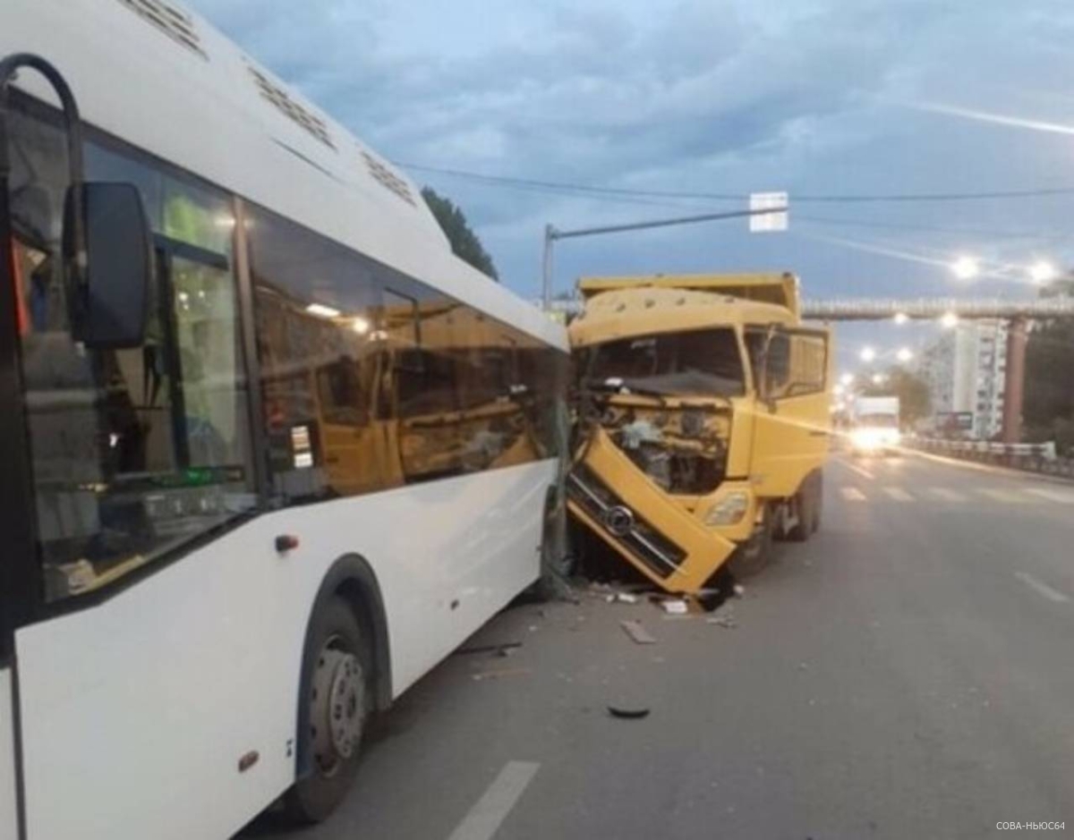 В Саратове фура врезалась в пассажирский автобус