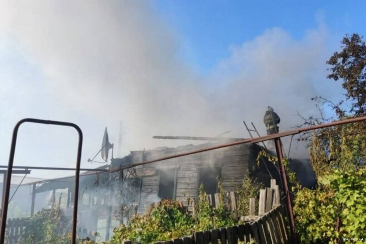 В Саратове рядом с Парком Победы сгорел жилой дом