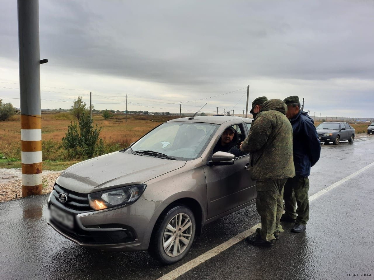 Мобилизованным саратовцам начали выдавать повестки на границе с Казахстаном