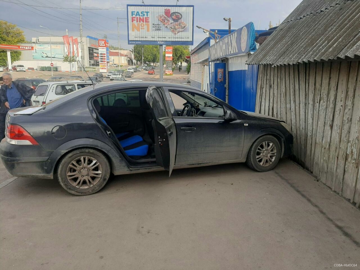 В Саратове водитель «Опеля» умер за рулем и угодил в ДТП