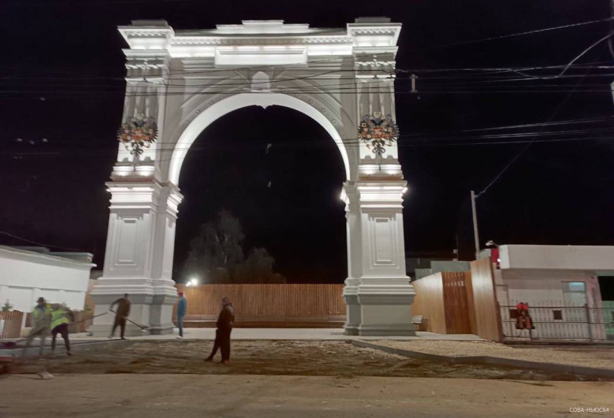 В Саратове асфальт провалился рядом с новой Триумфальной аркой