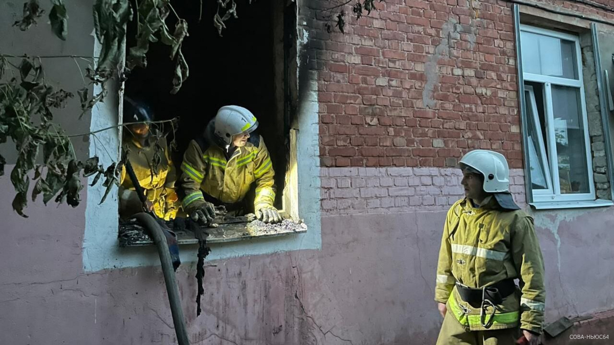 Пожарные эвакуировали 10 человек из горевшего в центре Саратова многоквартирного дома