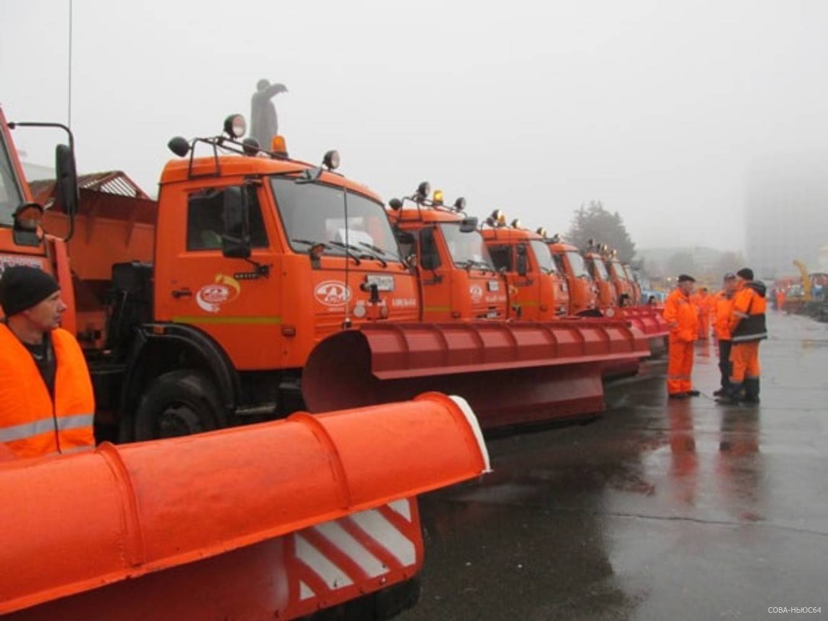 Ночью дорожники убирали снег в 19 районах Саратовской области