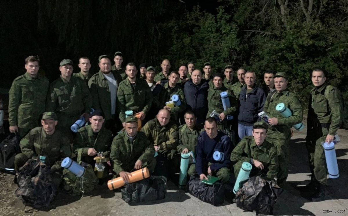 Глава Хвалынского района снабдил мобилизованных земляков рюкзаками со снаряжением