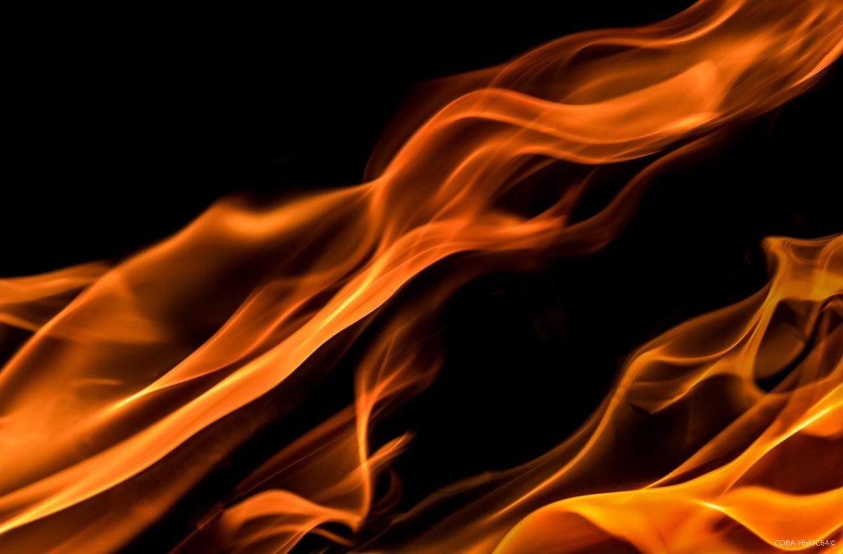 На пожаре в Балаковском районе на пенсионерке загорелась одежда