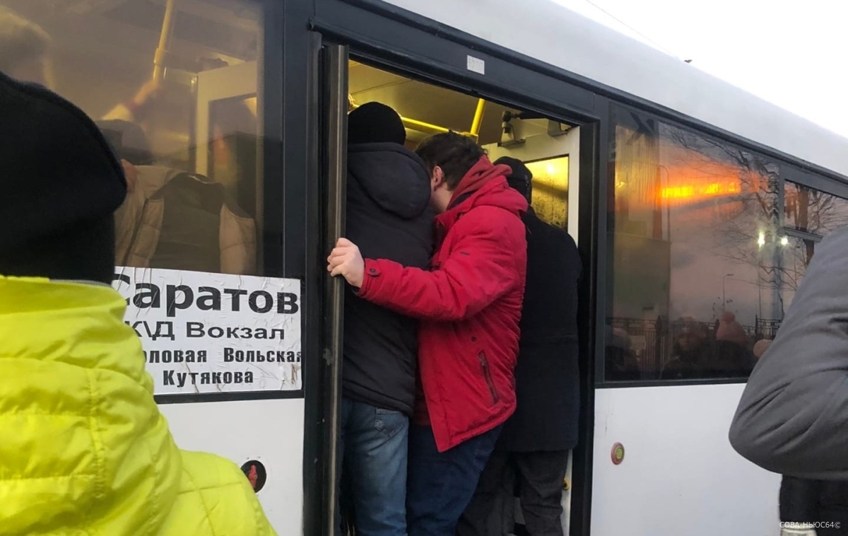 Жители Энгельса пожаловались на переполненные автобусы