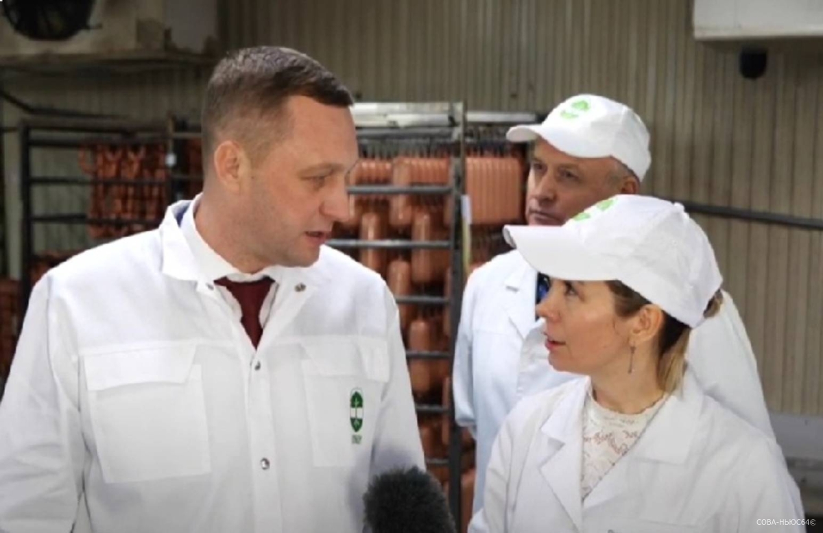 Бусаргин приехал в гости на производящий 40% колбас Саратовской области мясокомбинат