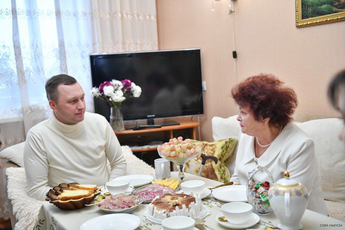 Роман Бусаргин поздравил с профессиональным праздником ветерана милиции Валентину Карнышеву