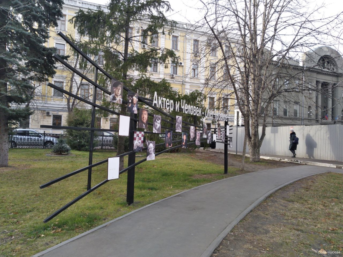 Вандалы в очередной раз повредили посвященную Олегу Табакову памятную стену