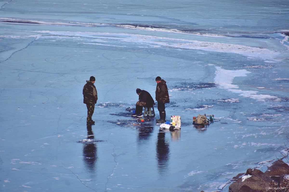 В Балаково полицейские вытащили провалившегося под лед рыбака тросом