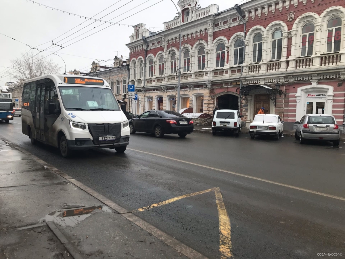 Пять саратовцев пострадали из-за столкновения маршрутки и трактора в Заводском районе