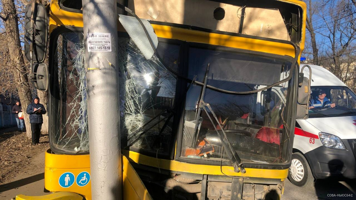 В ДТП с участием протаранившего столб автобуса покалечились 9 пассажиров в Саратове