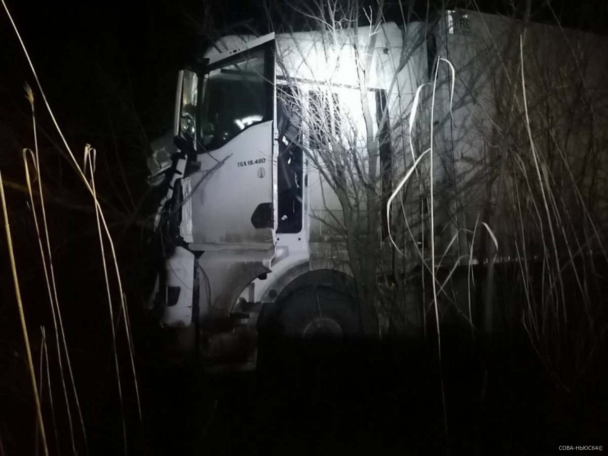В Балашовском районе под колесами фуры погиб водитель