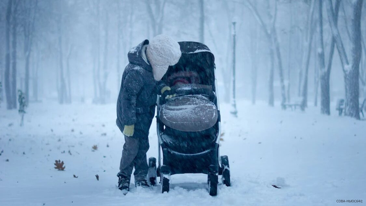 Посетительнице Пенсионного фонда в Энгельсе предложили затащить детскую коляску самостоятельно