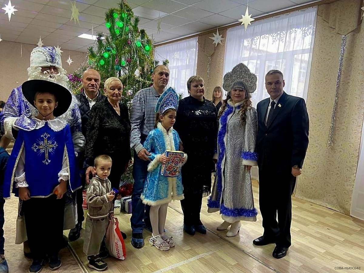Более 500 детей в 11 районах Саратовской области получили подарки от депутата Вячеслава Калинина