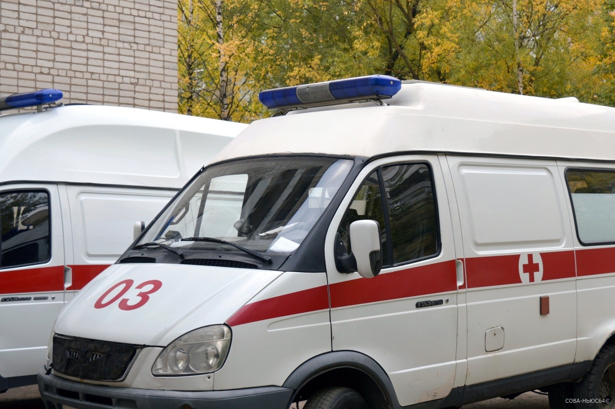 На саратовском предприятии мужчину зажало насмерть между автобусом и колесом
