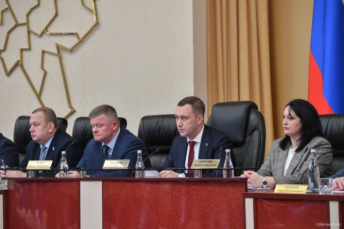 Бусаргин пригрозил понизить зарплаты главам районов Саратовской области