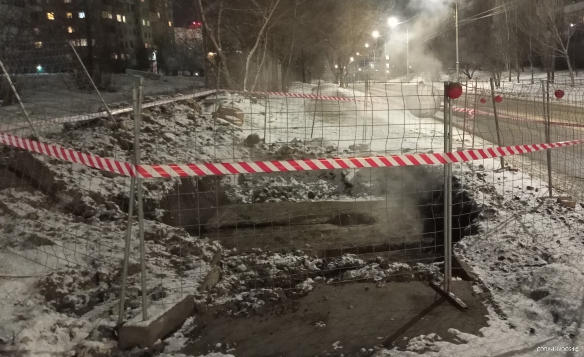 Из-за коммунальной аварии водителей предупредили об осторожности на перекрестке в центре Саратова