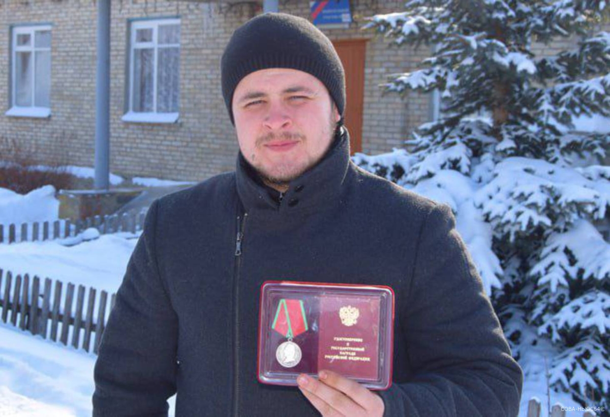 Участника СВО старлея Сергея Кащенко из Аткарска наградили медалью Суворова