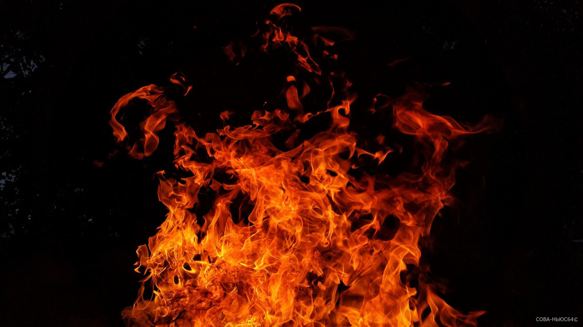 49-летний мужчина отравился угарным газом на ночном пожаре в центре Саратова