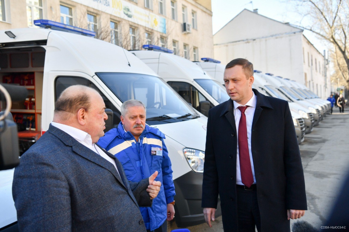 Губернатор Бусаргин встретил 12 поставленных в Саратов машин скорой помощи