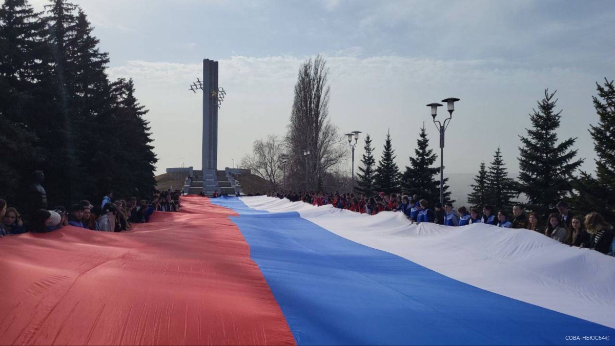 В саратовском Парке Победы развернули 60-метровый флаг России
