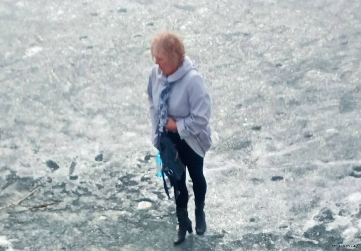 Балаковские спасатели насильно эвакуировали со льда женщину на высоких каблуках