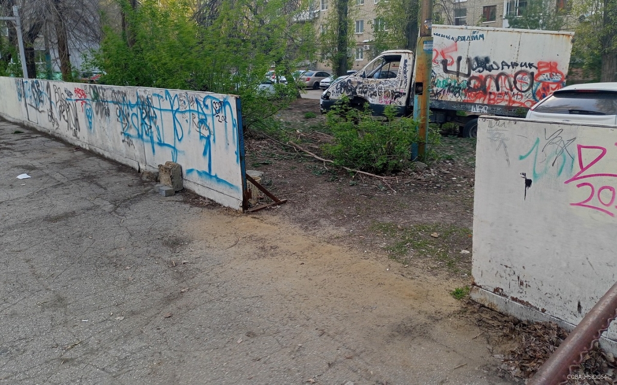 В администрации Кировского района пообещали привести спортивную площадку на Осипова в нормативное состояние