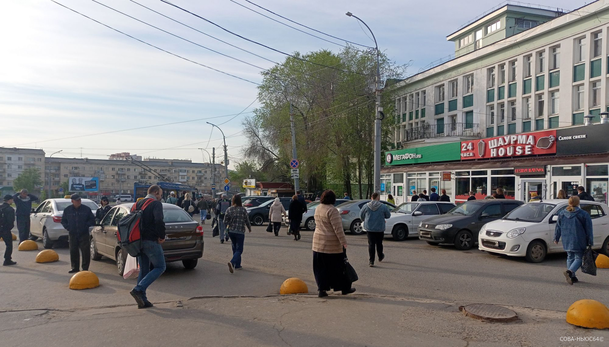 В мэрии Саратова пообещали обратить внимание ГИБДД на парковку на Привокзальной площади