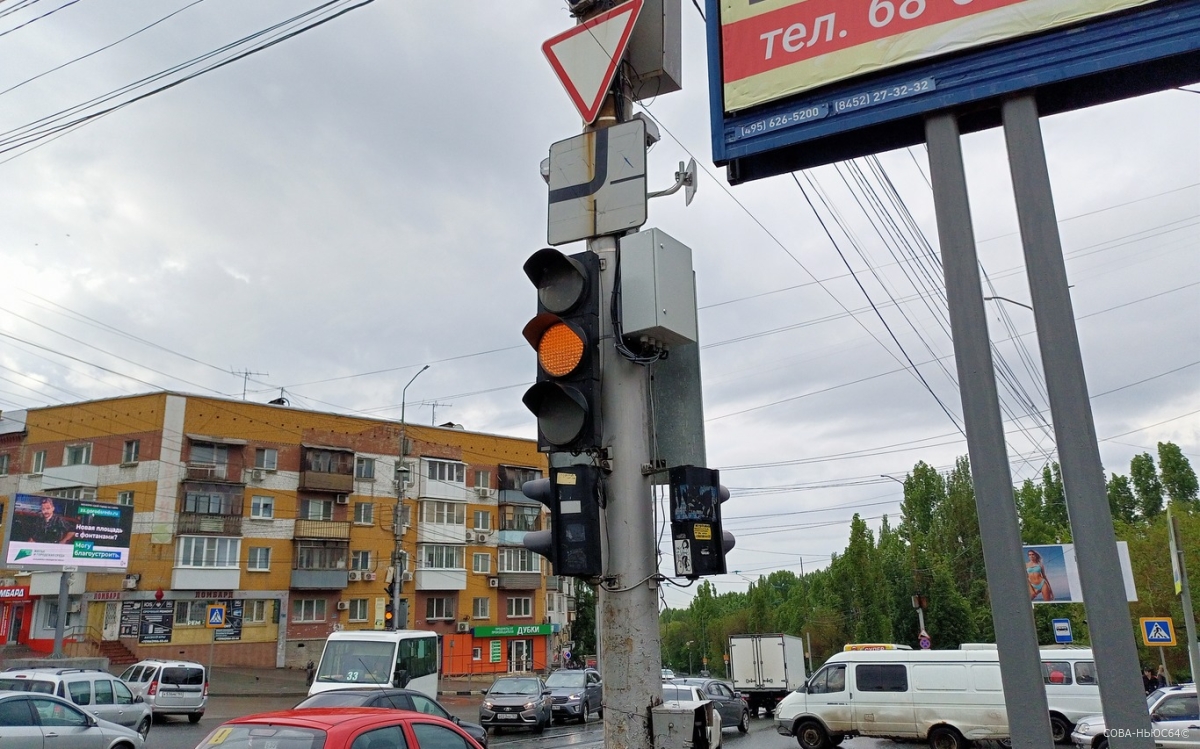 На перекрестке Танкистов и Навашина не работает светофор в Саратове до 15 часов