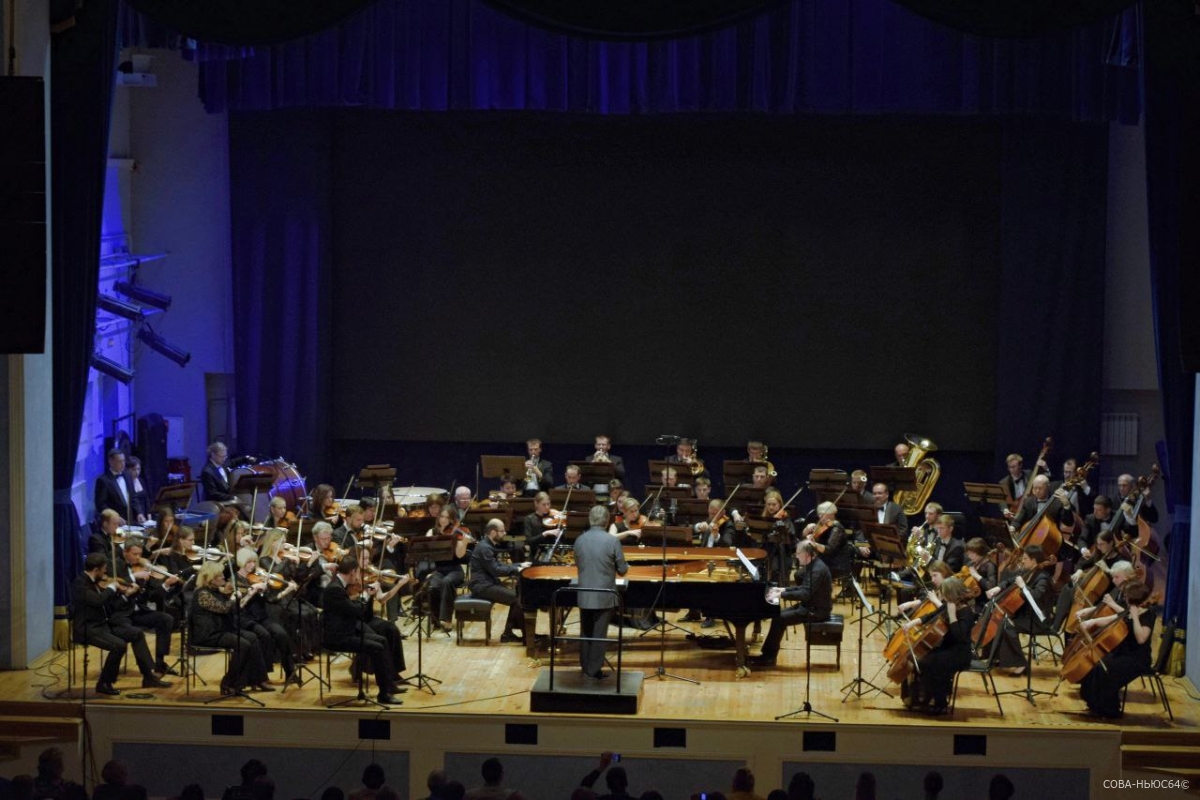 Симфонический оркестр Саратовской филармонии закончил сезон сочинением для двух фортепиано