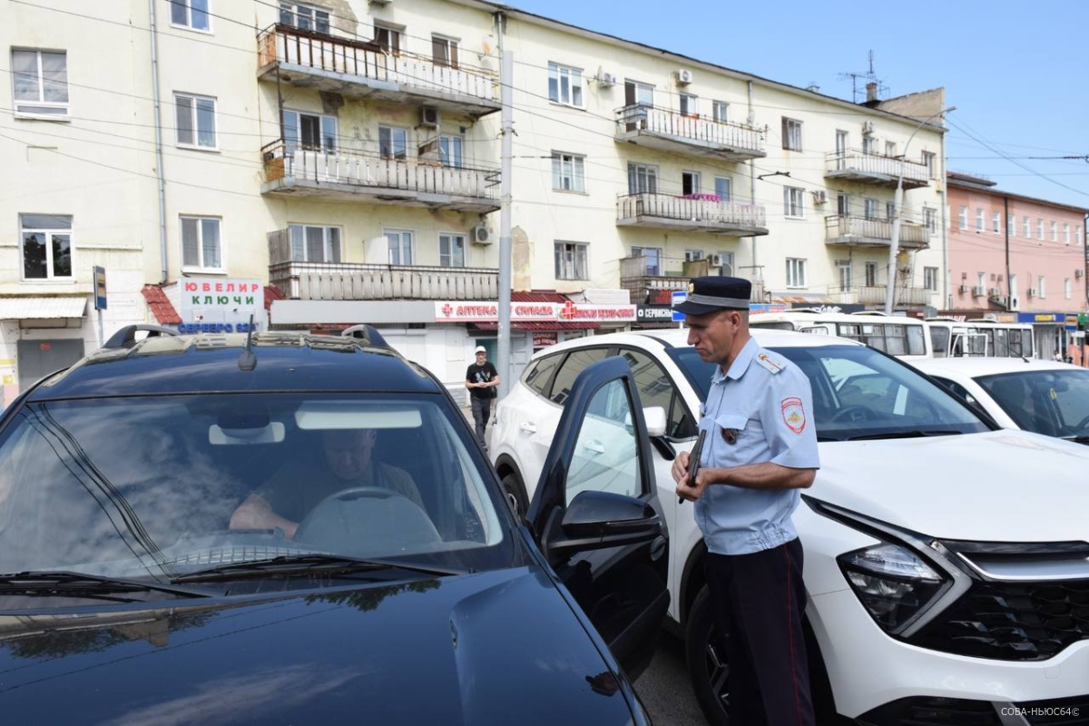 Чиновники мэрии вместе с ГИБДД проверили парковку на Привокзальной площади в Саратове