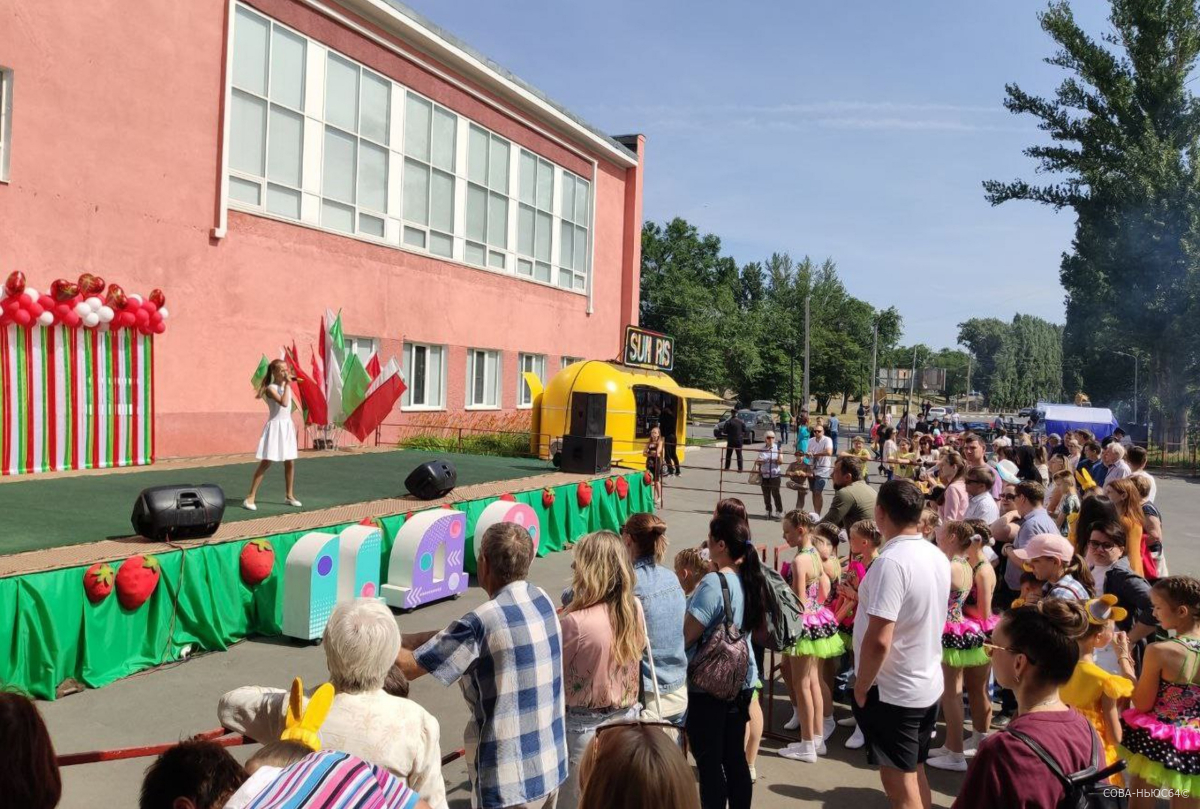 Фестиваль клубники в Балакове открыли карнавалом