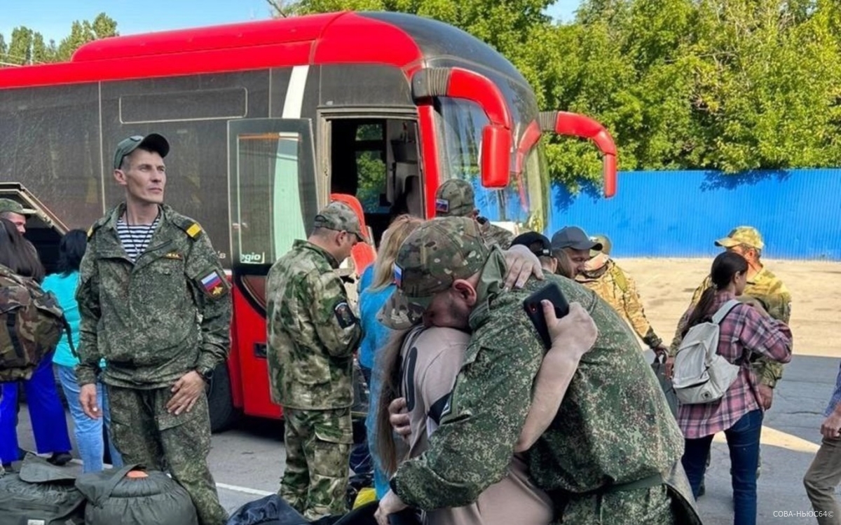 На автовокзале под Марш победителей встретили саратовских бойцов из зоны СВО