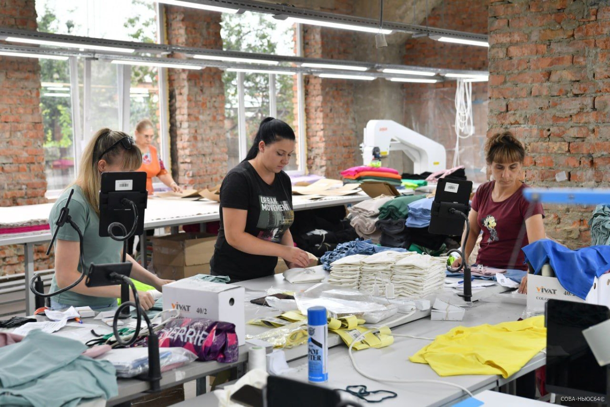 Смелые идеи и бизнес - Бусаргин посетил швейную фабрику в Красноармейске