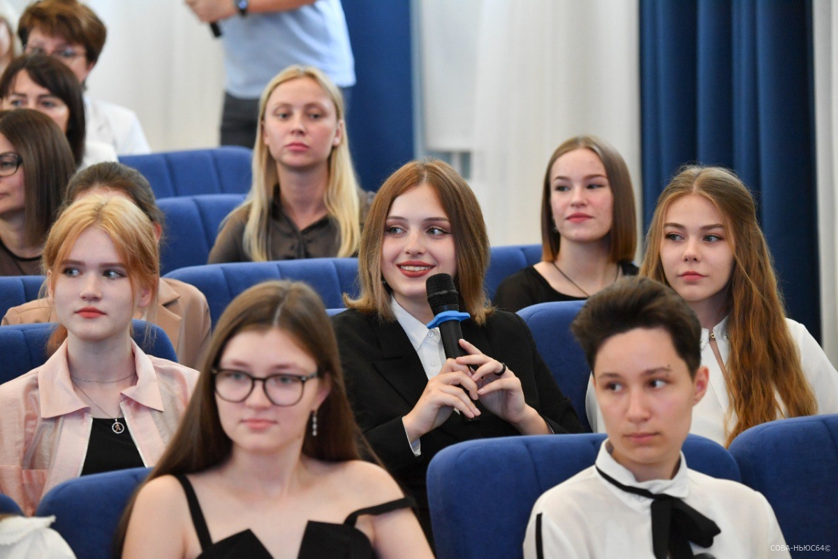 Губернатор Бусаргин пообщался  с выпускниками саратовских школ