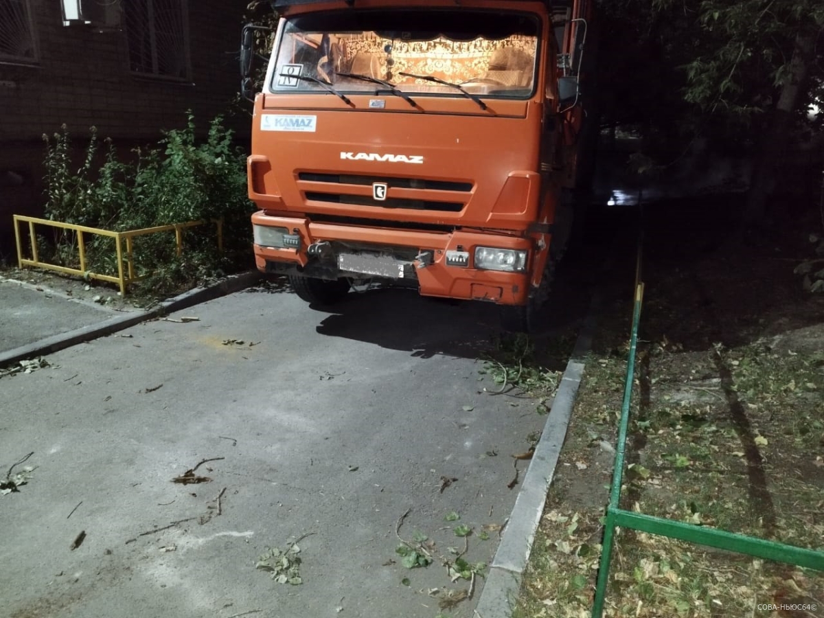 Водитель грузовика оставил без горячей воды две улицы Саратова