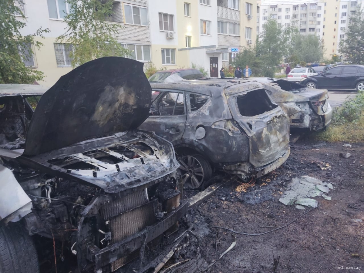 В микрорайоне Иволгино Саратова сгорели три автомобиля