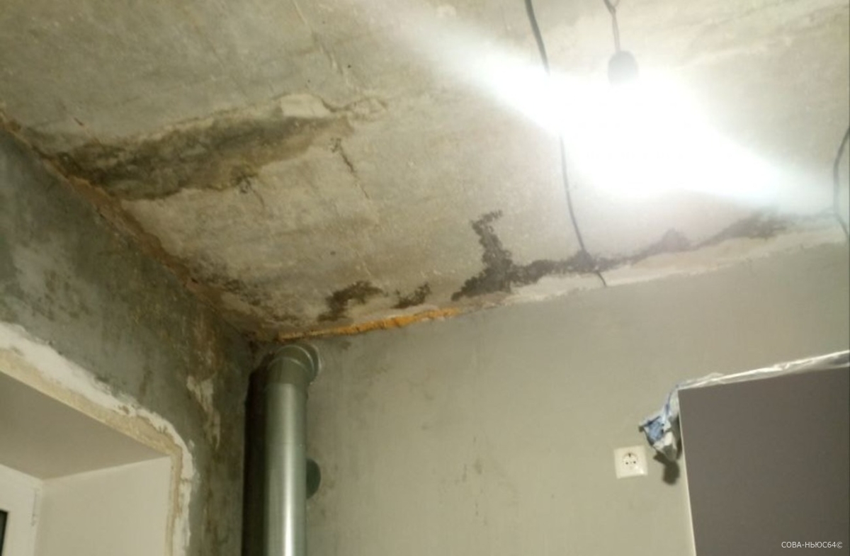 В Саратове УК не может починить крышу в доме мобилизованного участника СВО в течение нескольких лет