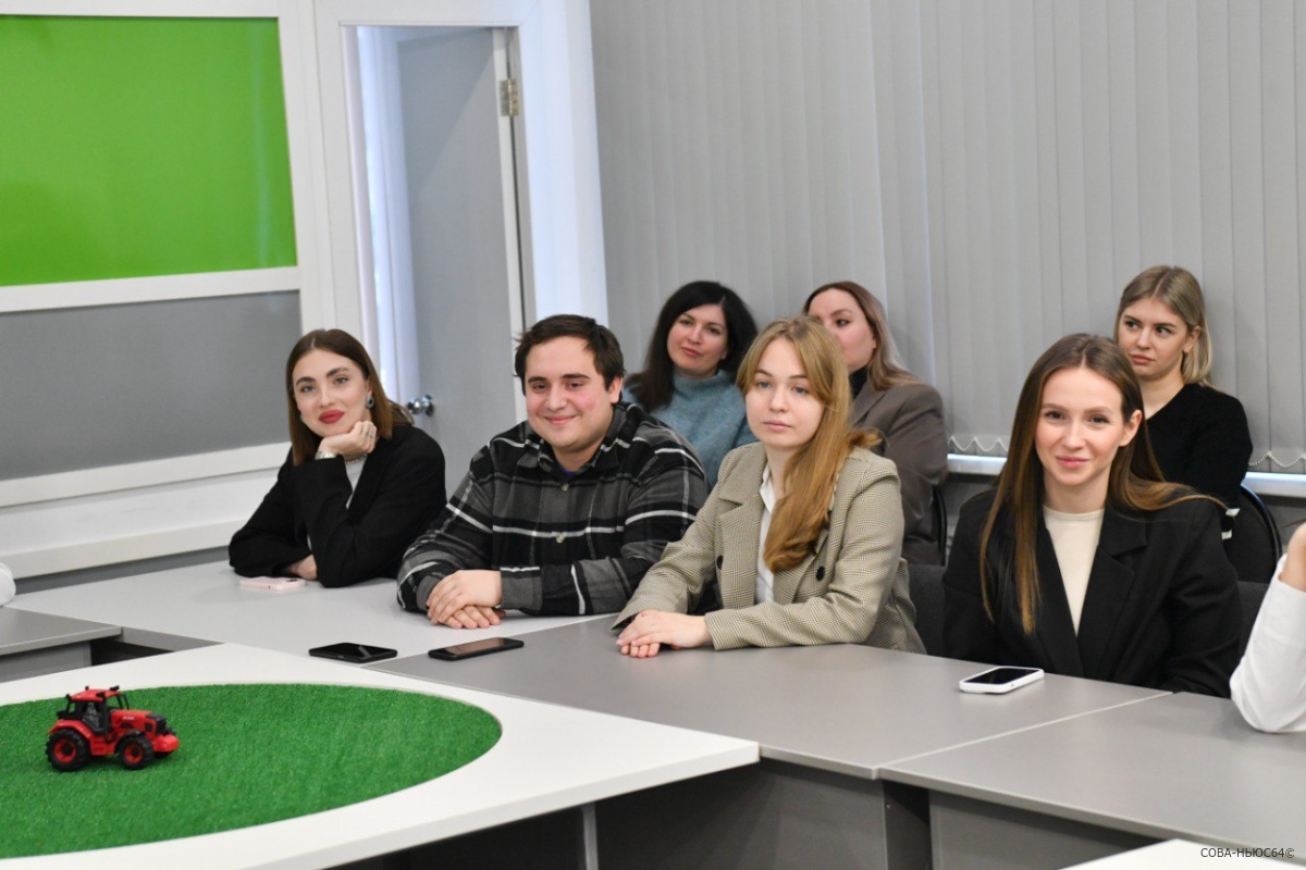 Бусаргин назвал любимый предмет на встрече со студентами в Саратове