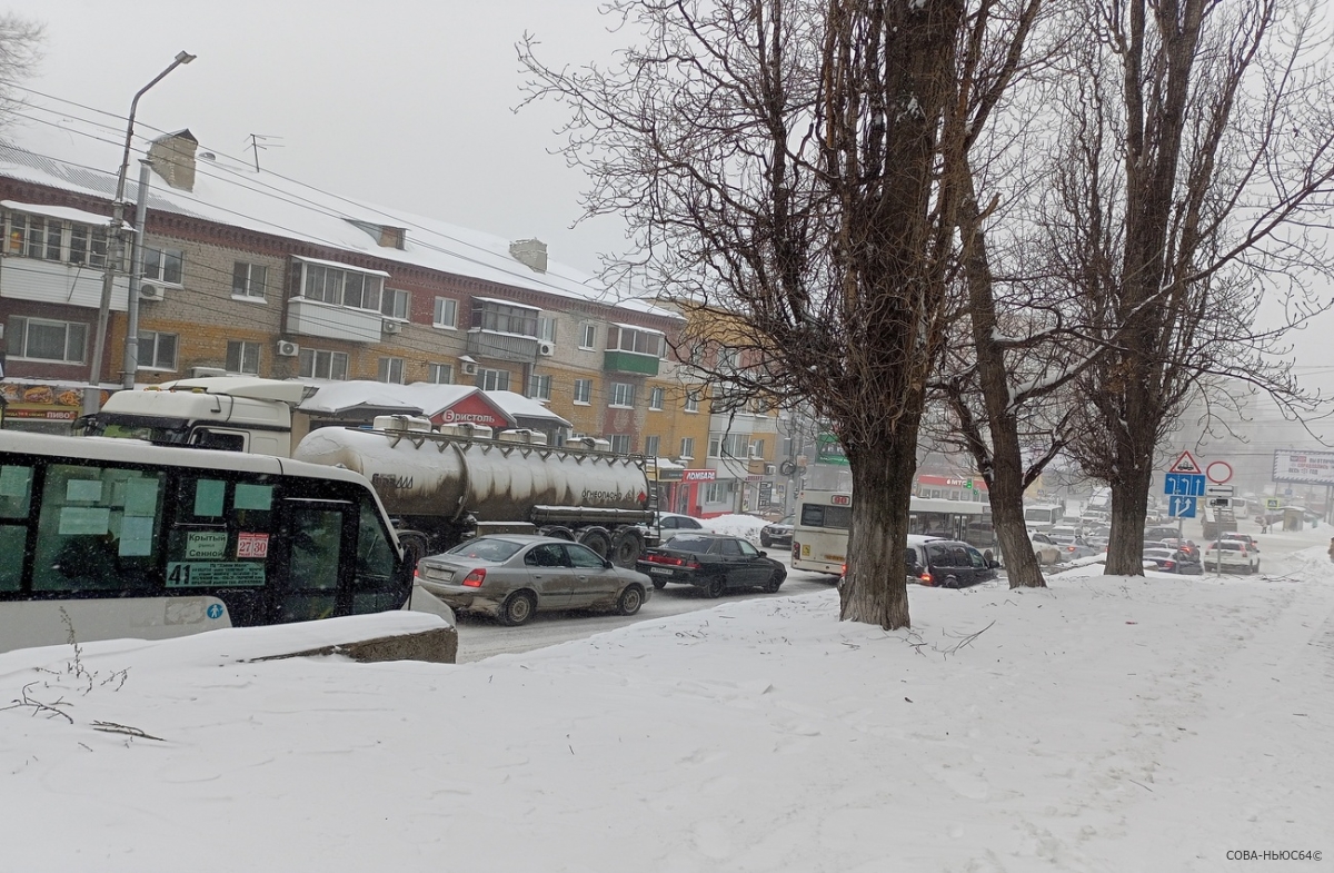 Вечером 12 февраля на дорогах Саратова образовались девятибалльные пробки