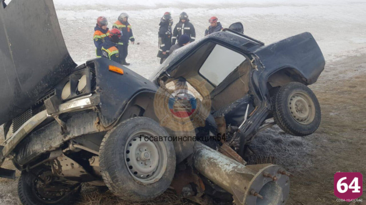 В Саратове в условиях тумана ВАЗ-2106 влетел в столб. Погиб пассажир