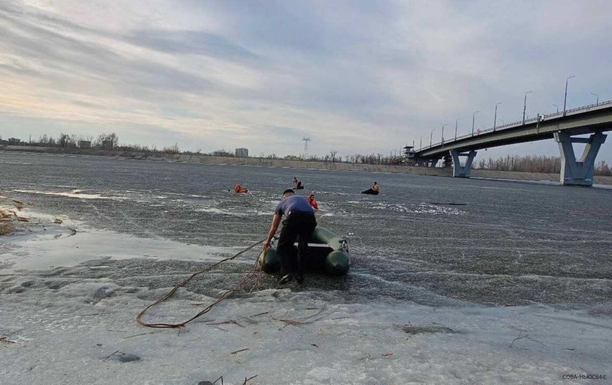 13-летняя девочка провалилась под лед у моста Победы в Балаково